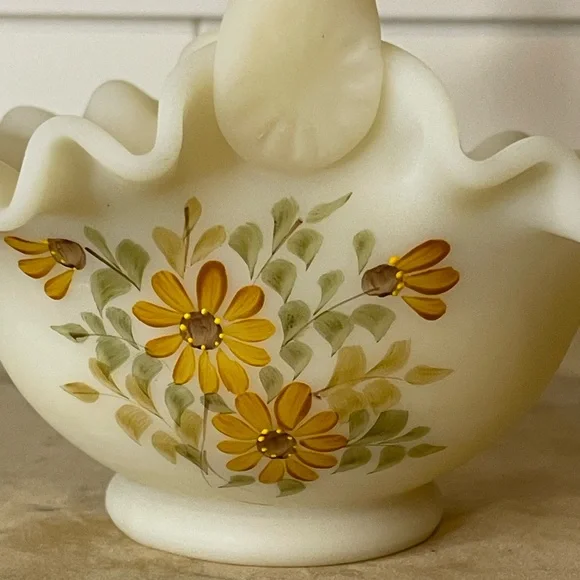Fenton Satin Custard Glass Ruffled Glass Basket - Hand Painted & Signed - Picture 2 of 13
